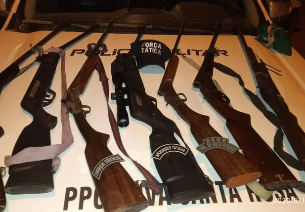 Armas de fogo apreendidas durante a operação da Polícia Militar