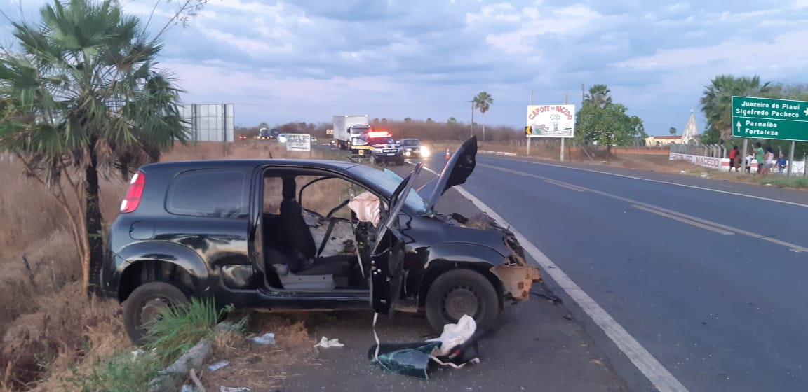 Veículo ficou com a lateral destruída após colisão na BR 343 em Campo Maior