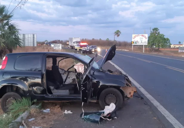 Veículo ficou com a lateral destruída após colisão na BR 343 em Campo Maior