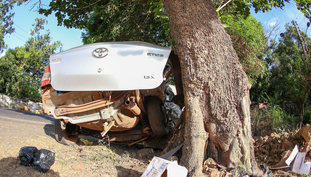 Carro Toyota Etios ficou destruído 