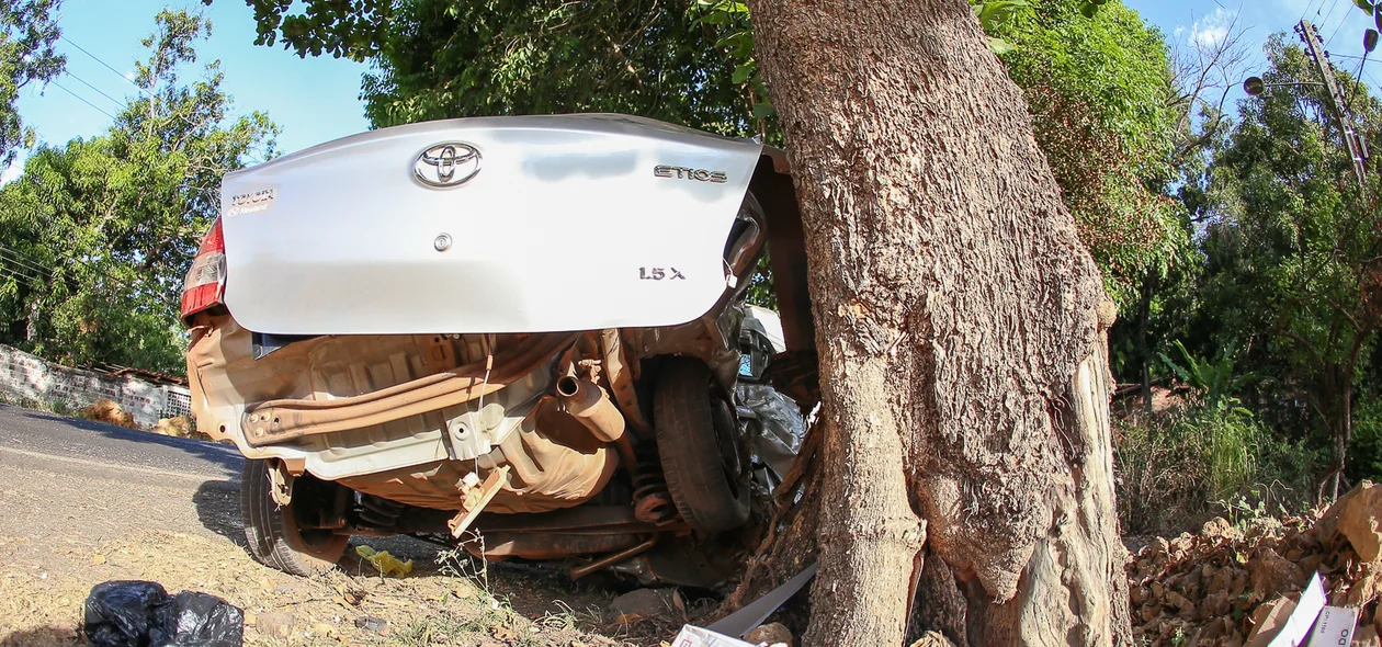 Carro Toyota Etios ficou destruído 