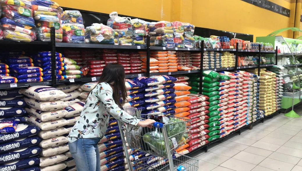 Consumidores reclamam da alta no preço do arroz 