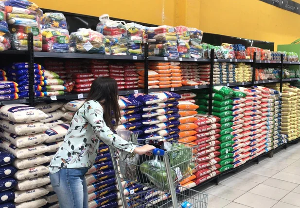 Consumidores reclamam da alta no preço do arroz 