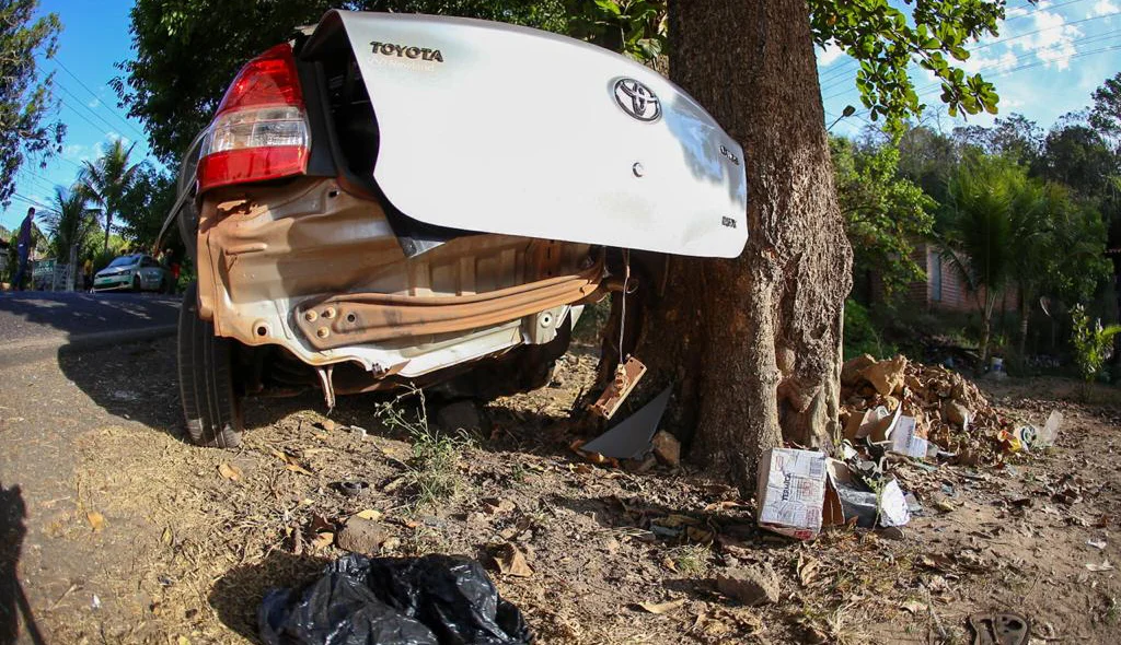 O carro ficou destruído após o acidente 