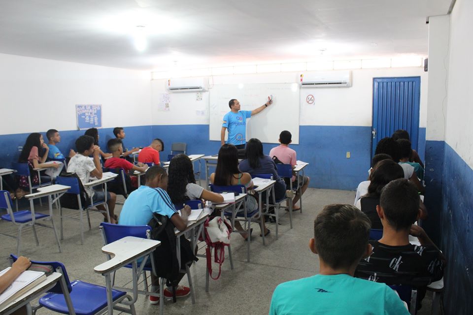 Alunos estudando em Oeiras
