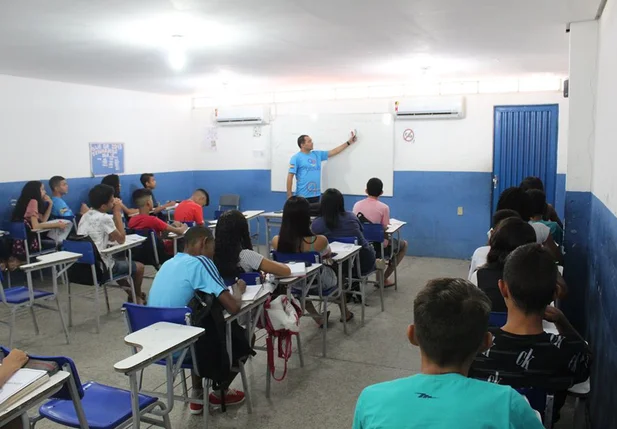 Alunos estudando em Oeiras
