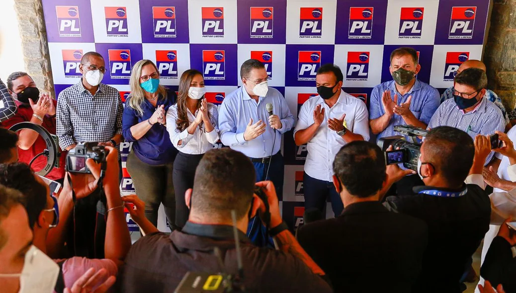 Fábio Abreu anuncia pastora Diana Carvalho como sua vice