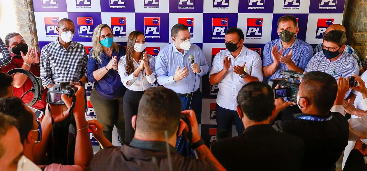 Fábio Abreu anuncia pastora Diana Carvalho como sua vice