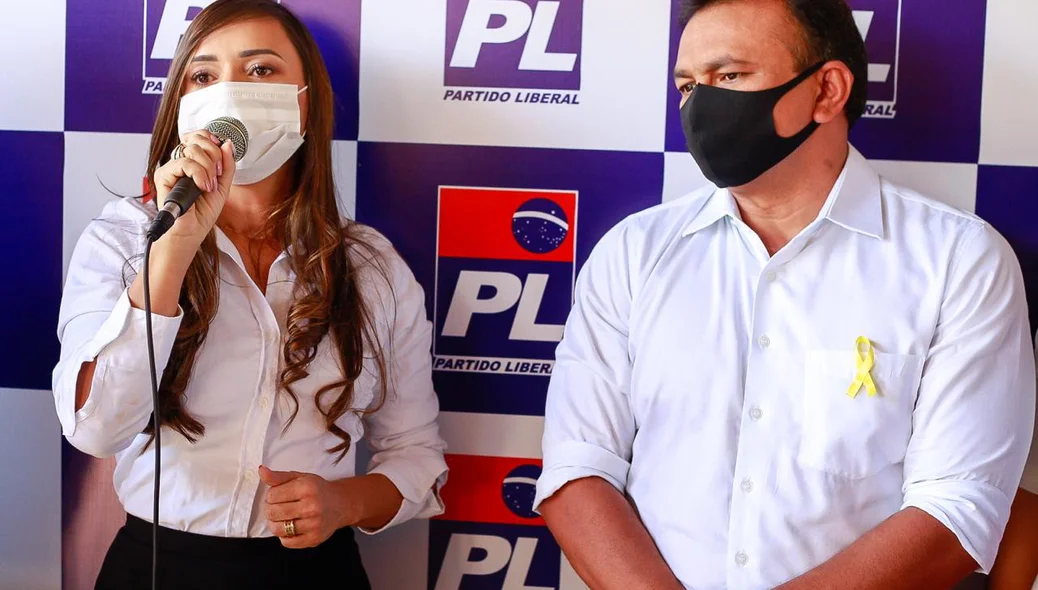 Pastora Diana Carvalho discursa ao lado de Fábio Abreu