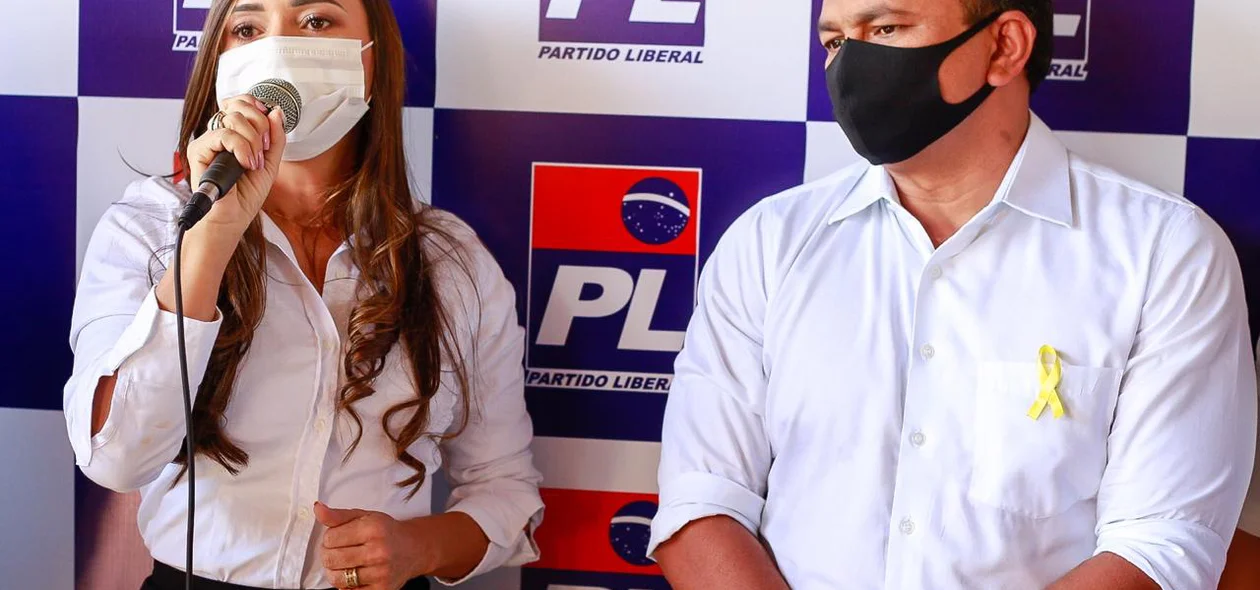 Pastora Diana Carvalho discursa ao lado de Fábio Abreu