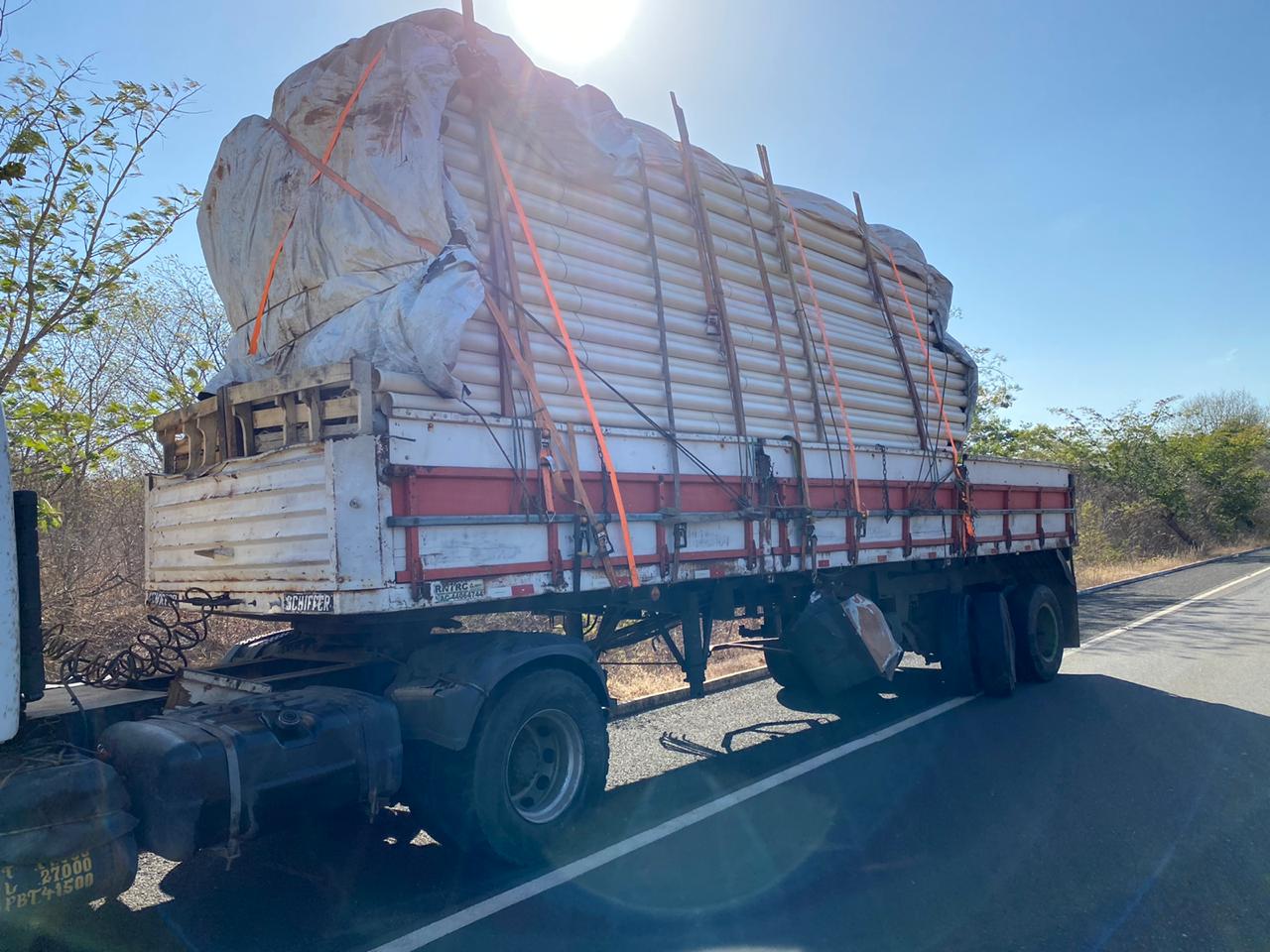 Carreta envolvida no acidente que deixou 3 mortos na BR 230 em Oeiras