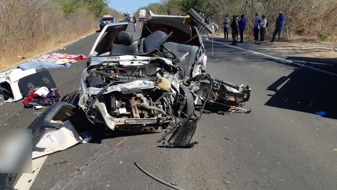 Colisão entre carro e carreta deixa três mortos na BR 230
