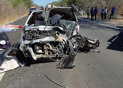 Colisão entre carro e carreta deixa três mortos na BR 230