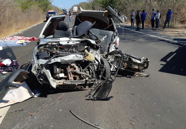 Colisão entre carro e carreta deixa três mortos na BR 230