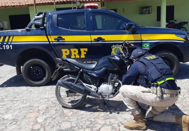 PRF-PI apreende motocicleta com identificação adulterada