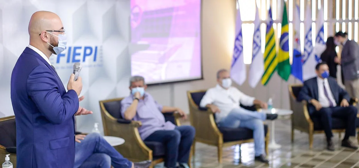 Anderson Possa discursa em evento da Fiepi