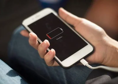 Celular conectado à fonte de energia