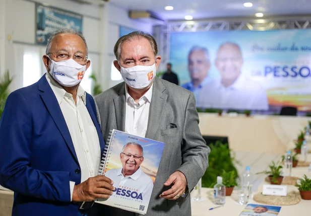 Dr. Pessoa e João Henrique com plano de governo do MDB