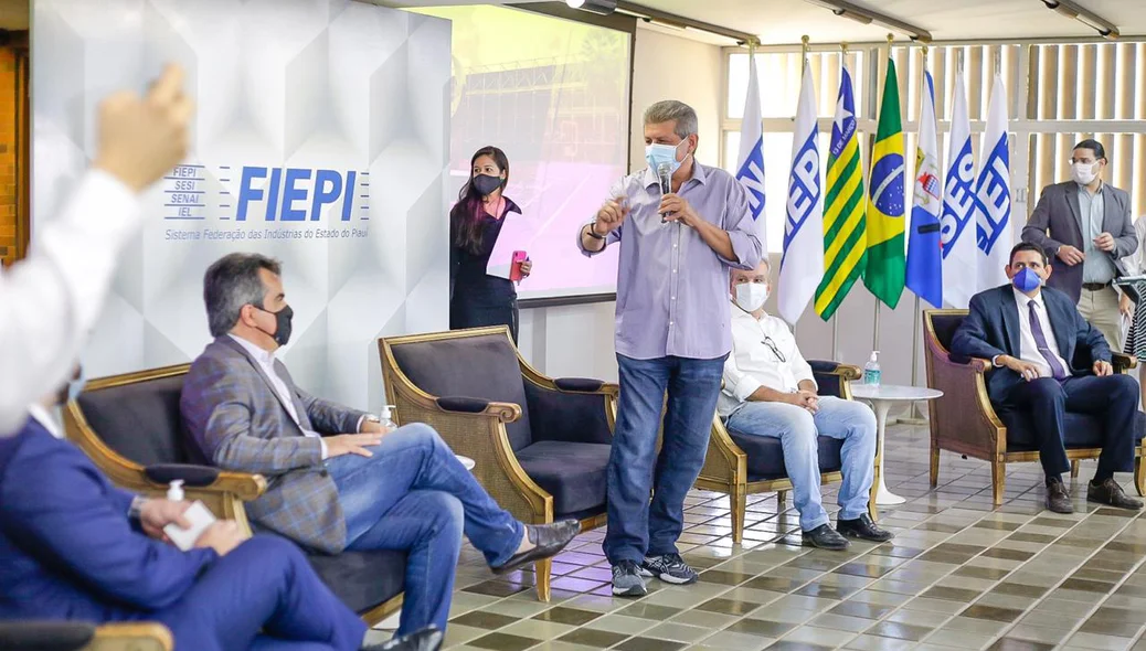 Zé Filho discursa em evento da Fiepi