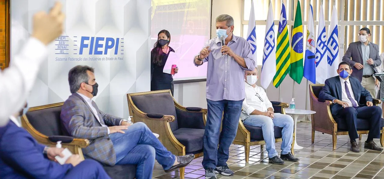 Zé Filho discursa em evento da Fiepi