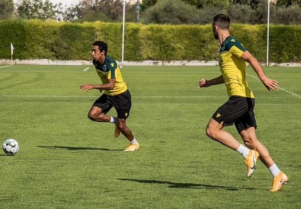 Jogadores do Sporting durante treino; jogo foi adiado 