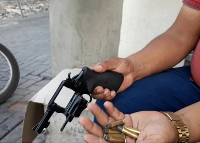Policial reagiu a ação criminosa e acertou um dos bandidos
