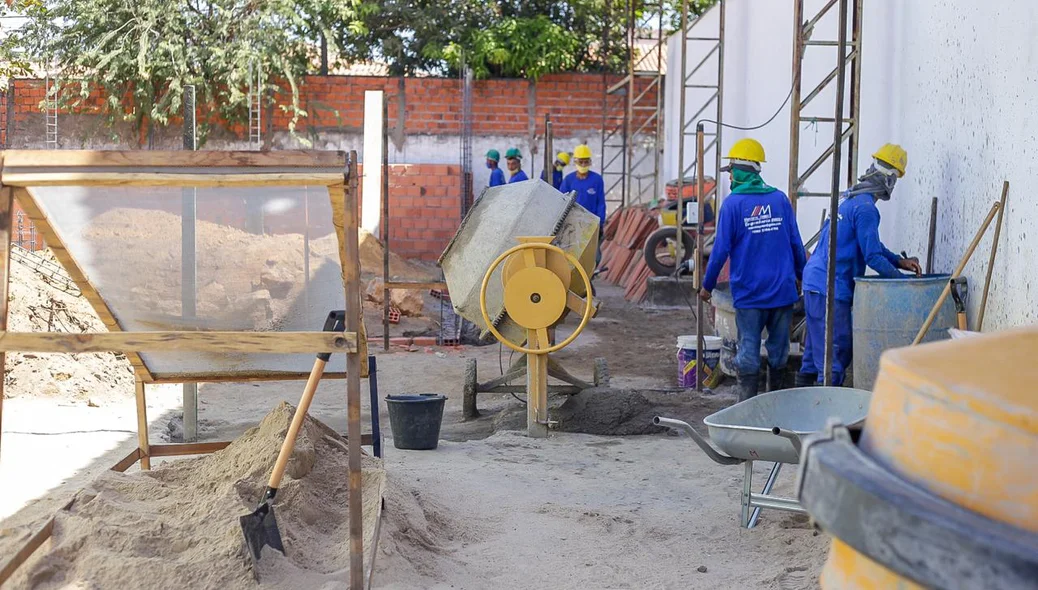 Trabalhadores reformam escola na zona sul de Teresina