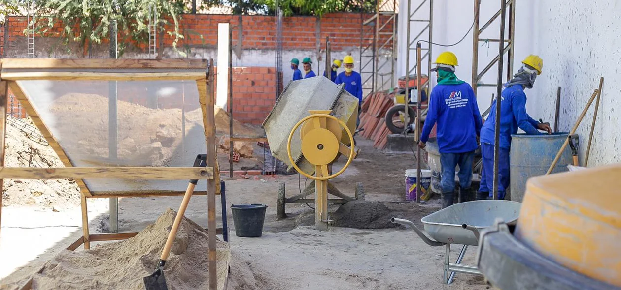 Trabalhadores reformam escola na zona sul de Teresina