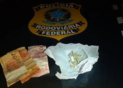 23 porções de crack e a quantia de R$50,00 apreendidos pela PRF