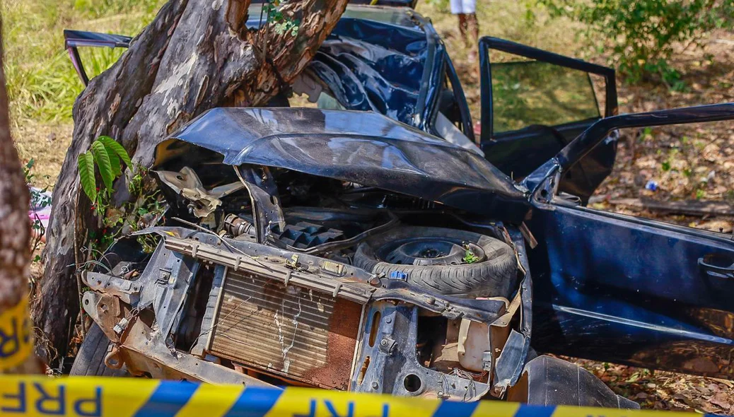 Carro ficou destruído