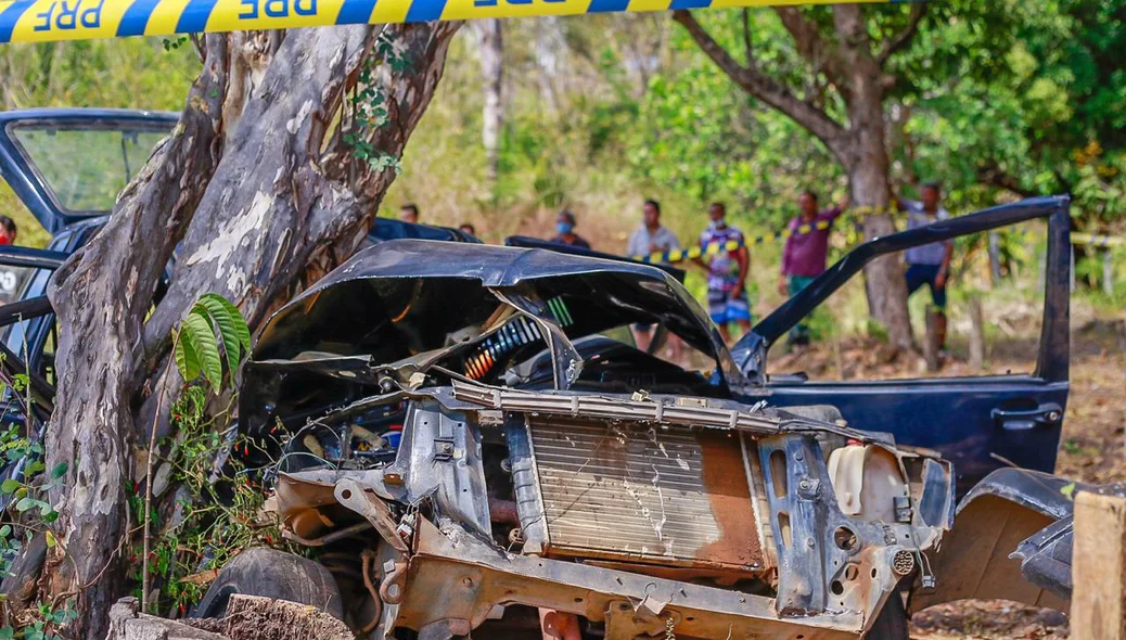 Carro ficou destruído