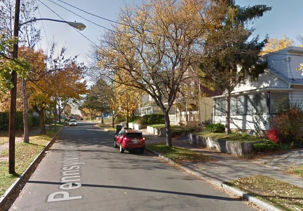 Pelo menos duas pessoas morreram e outras 14 ficaram feridas em um tiroteio na Avenida Pennsylvania, em Rochester, Nova York. Os tiros começaram em uma festa no quintal de uma casa