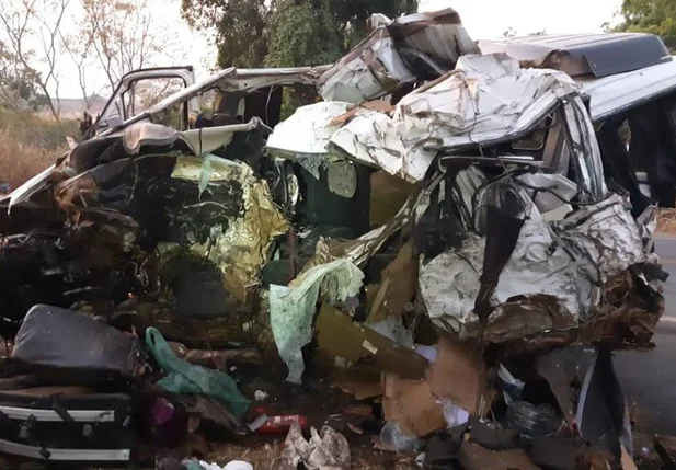 Colisão entre caminhão e van deixa 13 pessoas mortas na BR 365
