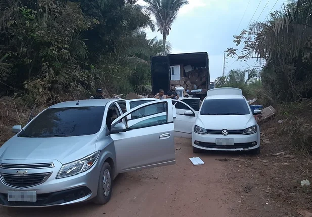 Dois veículos de passeio apreendidos e o caminhão carregado de eletrodomésticos.