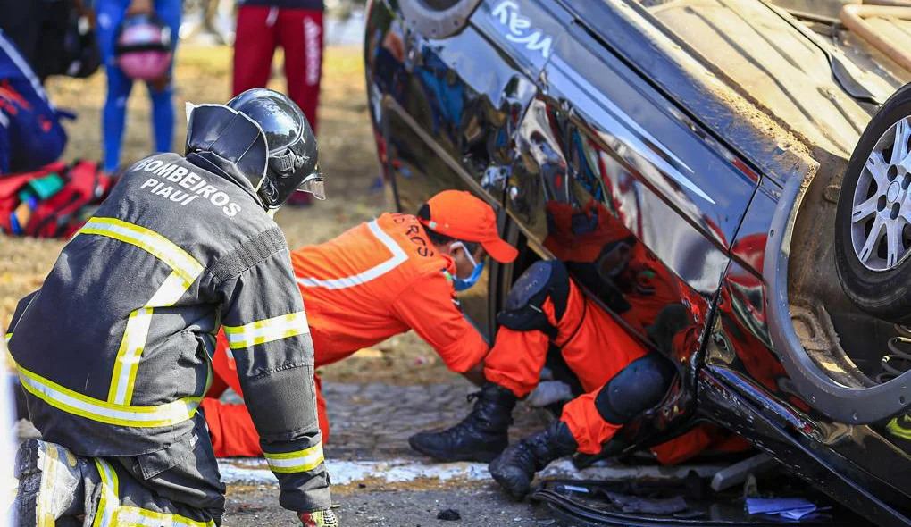 Bombeiros fazem o resgate das vítimas