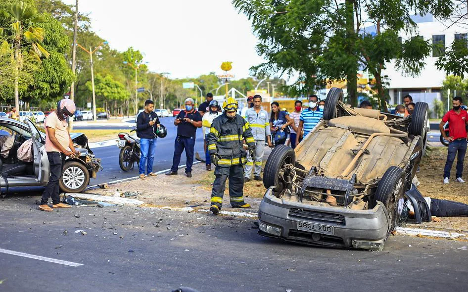 Carro capotou