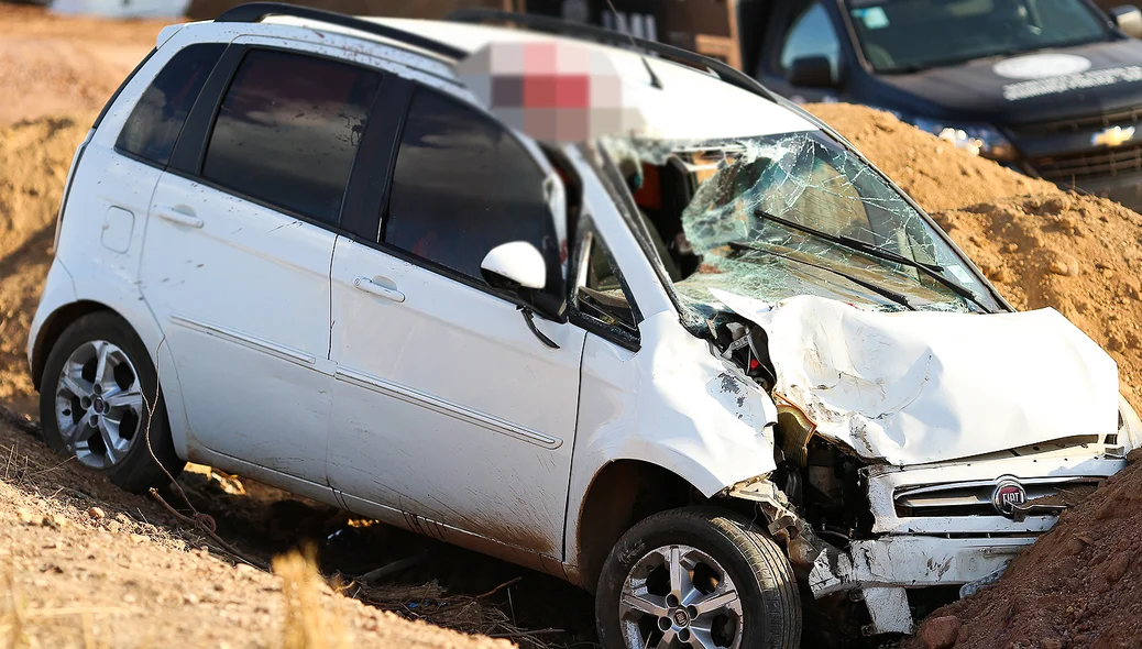 Carro ficou destruído 