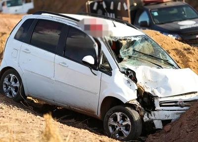 Carro ficou destruído 