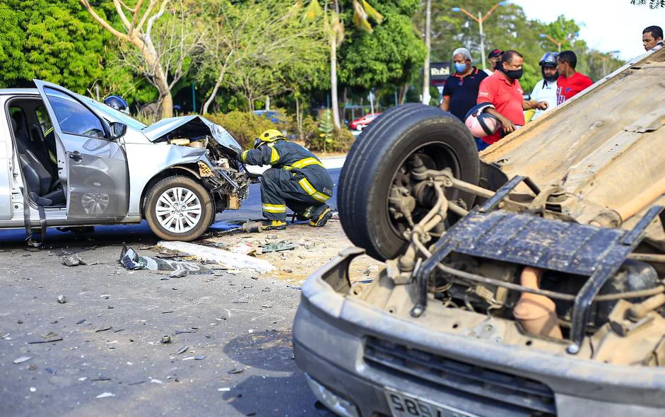 Com o impacto da colisão o veículo acabou capotando