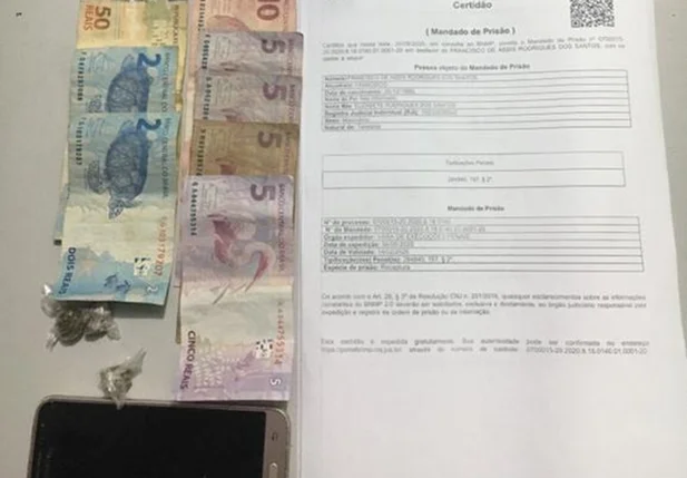 Dinheiro, aparelho celular e maconha apreendida