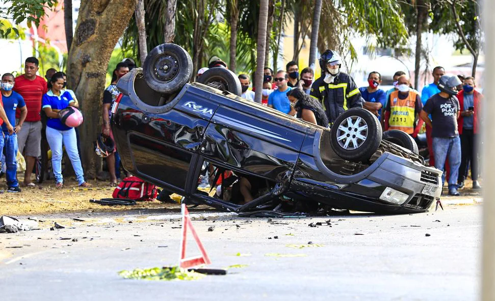 Fiat uno ficou destruído