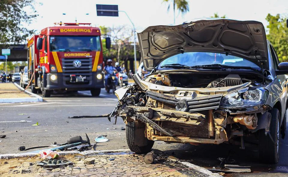 Frente do carro ficou destruída