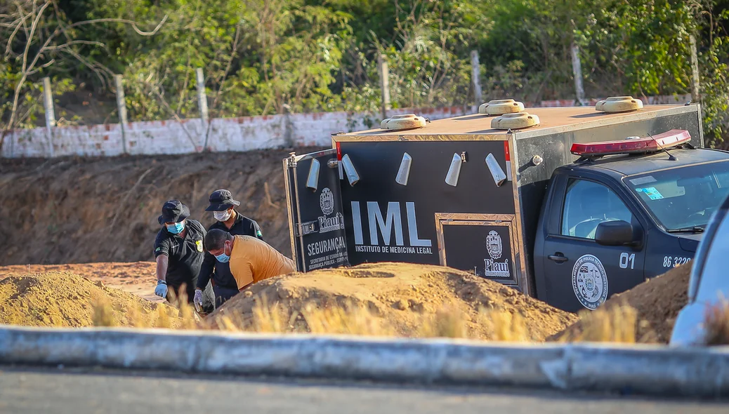 IML esteve no local 