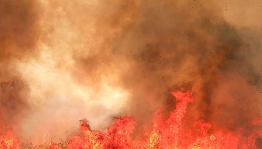 O fogo começou na tarde desta segunda