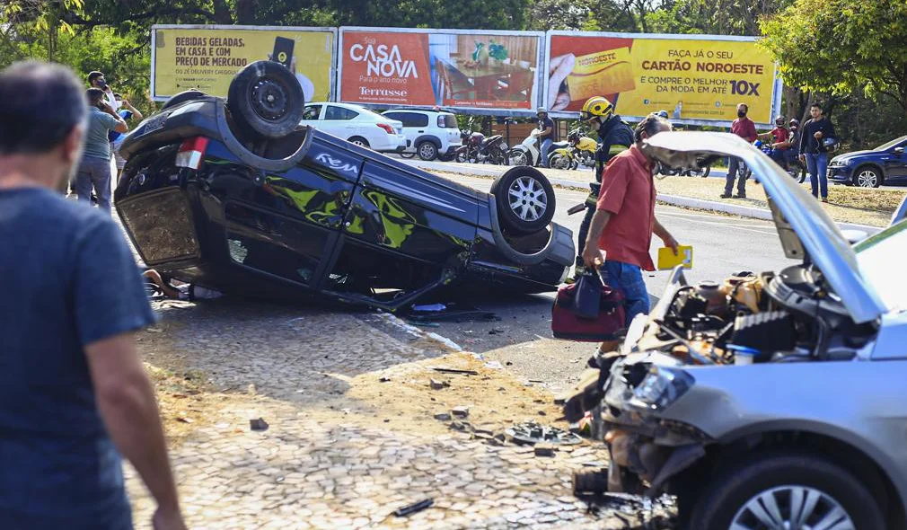 Veículo acabou capotando