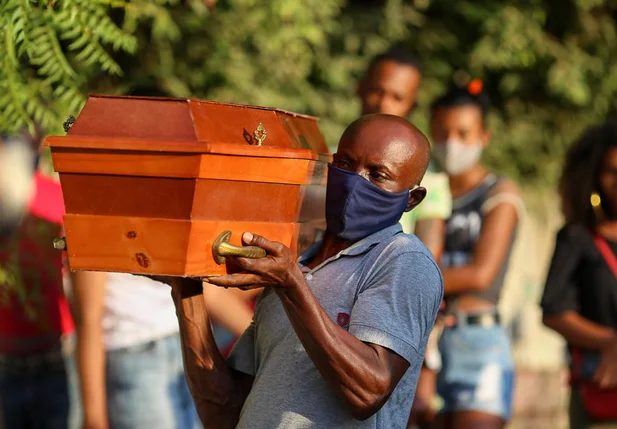 Familiares e amigos se despedem de Maria Vitória