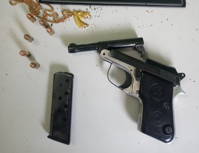 Arma apreendida com o suspeito