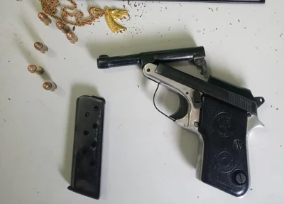 Arma apreendida com o suspeito