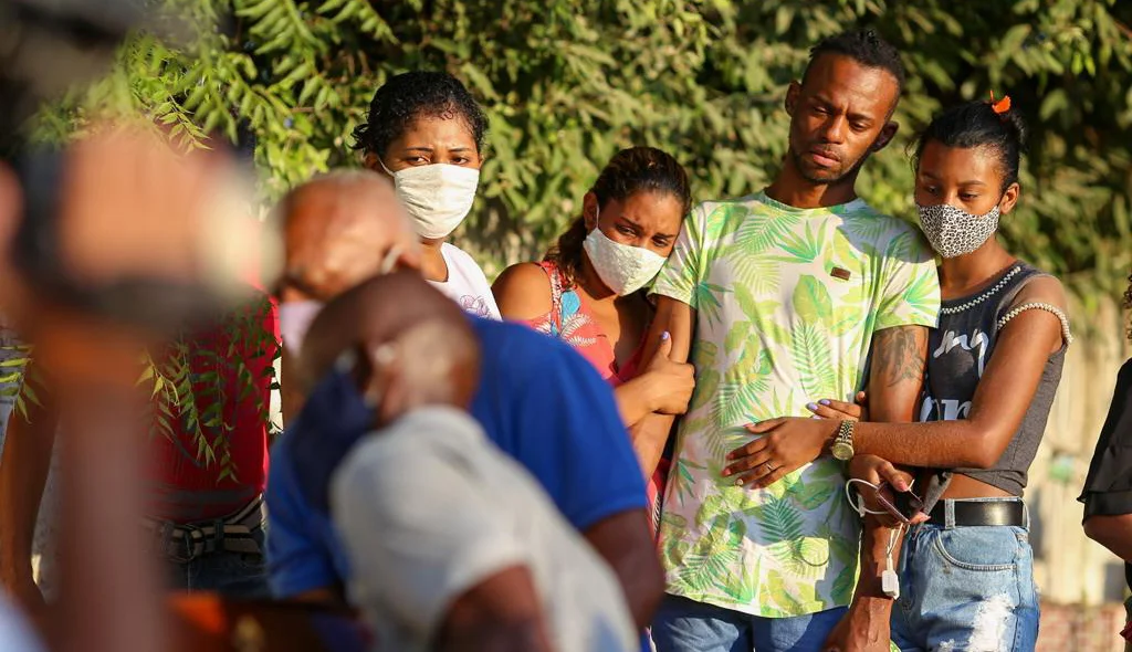 Familiares se despedem da criança Maria Vitória