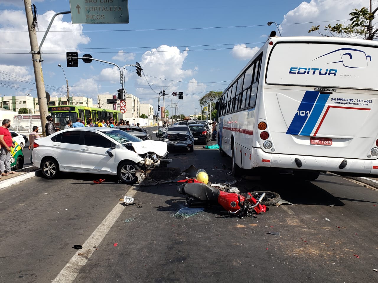 Acidente envolvendo vários veículos na avenida Barão